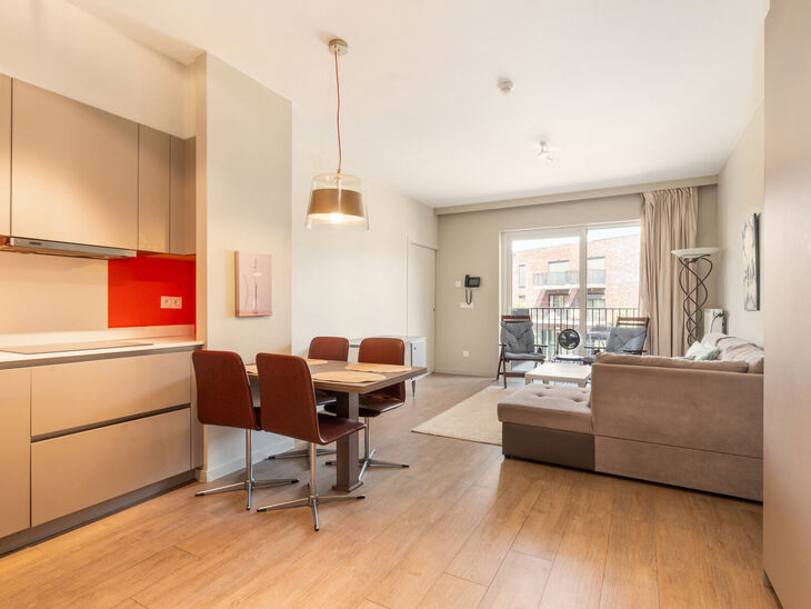 Beautiful furnished apartment with terrace, underground parking space and private cellar, ideally located close to public transport and a wide range of amenities.

LAYOUT:
Upon entering the apartment, you are welcomed into a pleasant open-plan living area