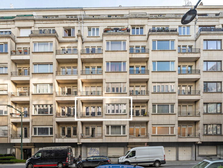 This classy one-bedroom apartment with a 2 terraces and 2 spacious attic storerooms is located on the 2nd floor of a co-ownership building, perfectly situated in the European Quarter, between Schuman and Brussels Park.

The apartment is arranged as follow