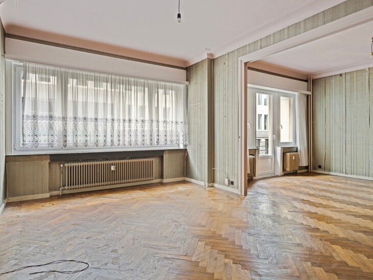 This classy one-bedroom apartment with 2 terraces and 2 spacious attic storerooms is located on the 2nd floor of a co-ownership building, perfectly situated in the European Quarter, between Schuman and Brussels Park.

The apartment is arranged as follows: