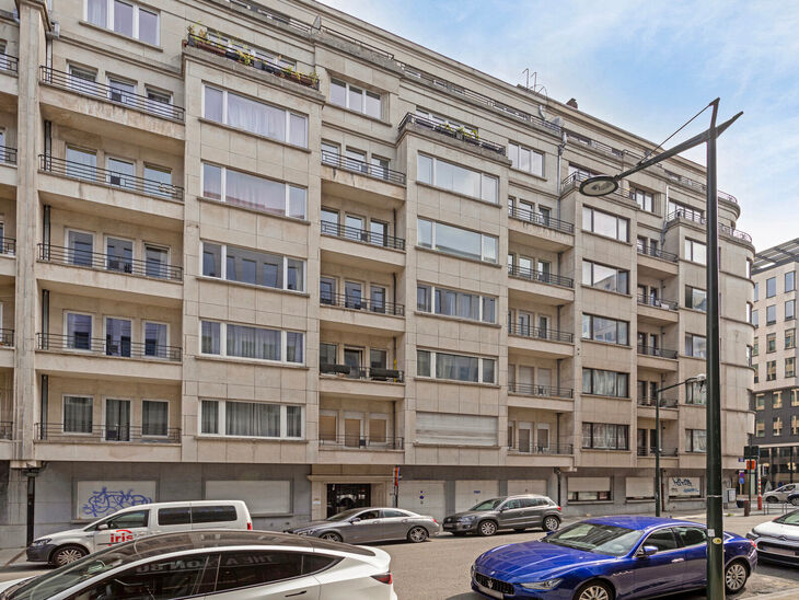 This classy one-bedroom apartment with 2 terraces and 2 spacious attic storerooms is located on the 2nd floor of a co-ownership building, perfectly situated in the European Quarter, between Schuman and Brussels Park.

The apartment is arranged as follows: