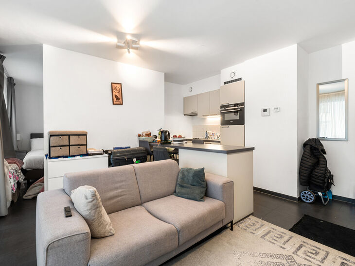 This recently built one-bedroom apartment enjoys an excellent location, directly opposite the trendy Canal district and close to Tour & Taxis and Rogier Square.

Located on the 3rd floor, the apartment features a southeast-facing terrace, ideal for enjoyi