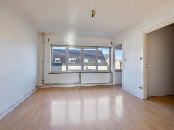 This duplex apartment on the second floor offers 2 bedrooms, 2 bathrooms, 2 toilets, and a southwest-facing terrace. It is part of a small-scale co-ownership with only three apartments.

The entrance hall leads to the spacious living area, divided into tw