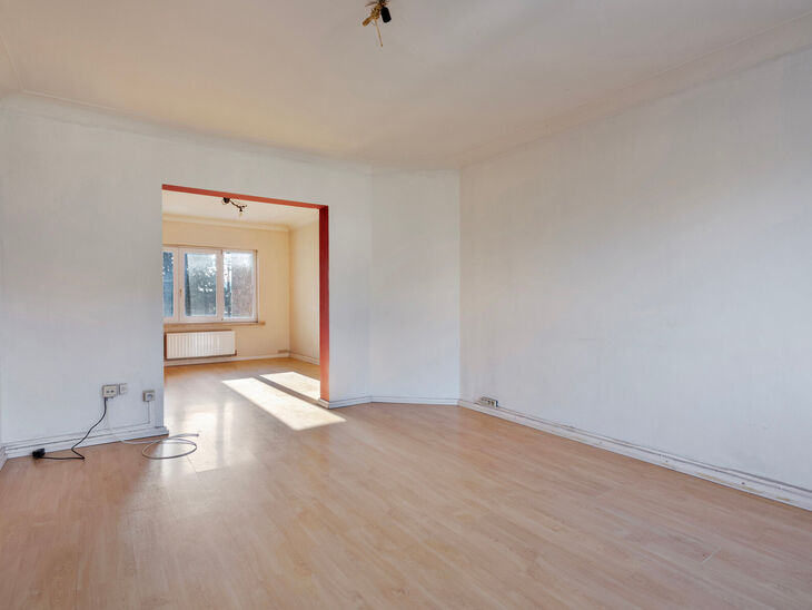 This duplex apartment on the second floor offers 2 bedrooms, 2 bathrooms, 2 toilets, and a southwest-facing terrace. It is part of a small-scale co-ownership with only three apartments.

The entrance hall leads to the spacious living area, divided into tw