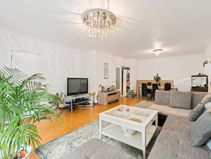 This move-in-ready three-bedroom apartment is centrally located on the village square of Strombeek-Bever, with numerous amenities in the immediate vicinity and within walking distance. Brussels is very quickly and easily accessible. It features a beautifu