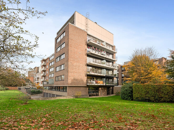 This move-in-ready three-bedroom apartment is centrally located on the village square of Strombeek-Bever, with numerous amenities in the immediate vicinity and within walking distance. Brussels is very quickly and easily accessible. It features a beautifu