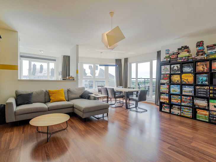 This beautiful 2-bedroom apartment, including a parking space and cellar, is located on the 6th floor of a well-maintained residence surrounded by greenery, ideally situated near UZ Jette.
LAYOUT:
Upon entering, you are welcomed into a central hallway le