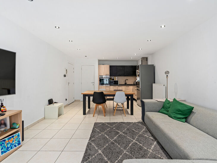 This move-in ready apartment with 2 bedrooms and 1 bathroom is located in a quiet residential area, with a strategic location close to public transport and within short distance of Elisabeth Park.

Upon entering the apartment, you step into a bright livin