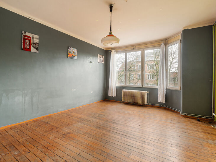 This apartment is ideally located on the 2nd floor of a small-scale building, just a stone&rsquo;s throw from the Basilica of Koekelberg and Elisabeth Park.
From a technical perspective, the apartment is in good condition: it features an individual gas boiler
