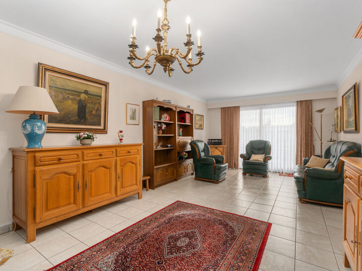 This two-bedroom apartment is located on the second floor of a well-maintained, high-quality building, surrounded by greenery and tranquillity. Despite its peaceful setting, shops, public transport and other amenities are within walking distance.

The apa