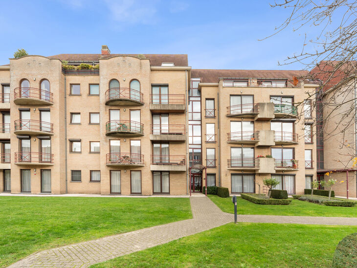 This two-bedroom apartment is located on the second floor of a well-maintained, high-quality building, surrounded by greenery and tranquillity. Despite its peaceful setting, shops, public transport and other amenities are within walking distance.

The apa