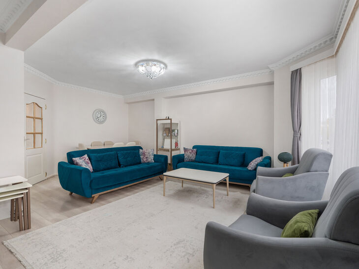 This fully move-in-ready and tastefully renovated two-bedroom apartment is located on the second floor of a well-maintained building, in an exceptionally convenient location within walking distance of Tour & Taxis and the vibrant Canal district.
The neigh