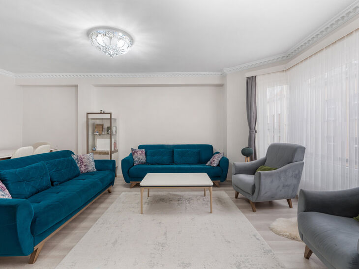 This fully move-in-ready and tastefully renovated two-bedroom apartment with terrace is located on the second floor of a well-maintained building, in an exceptionally convenient location within walking distance of Tour & Taxis and the vibrant Canal distri