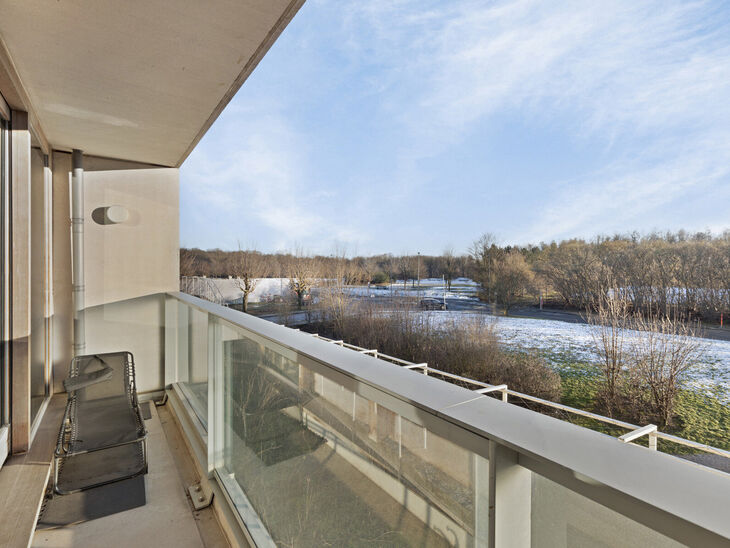 This stunning, move-in-ready corner apartment combines an exceptional location with optimal living comfort. 
Located on the edge of Park Drie Fonteinen in Vilvoorde, it offers a green and peaceful environment while providing easy access to essential ameni