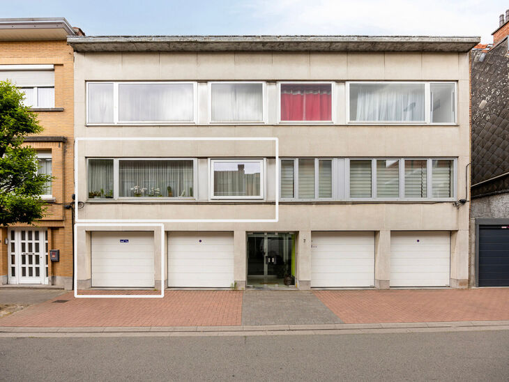 This two-bedroom apartment with garage and garden is located on the first floor of a small-scale co-ownership (6 apartments) in the center of Zaventem.

LAYOUT:
Upon entering the apartment, you are welcomed into the entrance hall, which leads to the spaci
