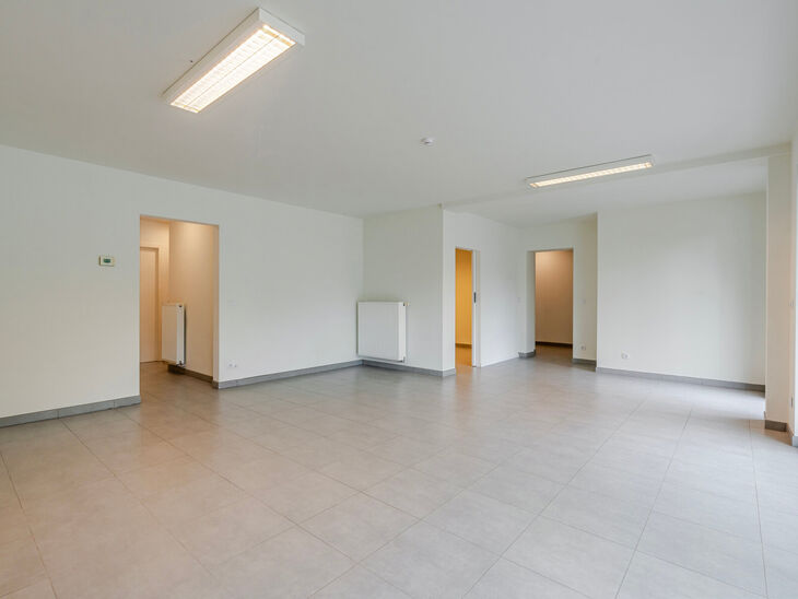Dit gelijkvloers appartement met twee slaapkamers is gelegen in een rustige, landelijke omgeving vlakbij de Vlaamse grens, in een goed onderhouden mede-eigendom.
Hoewel er momenteel nog geen keuken of badkamer aanwezig is, biedt dit pand veel potentieel. 