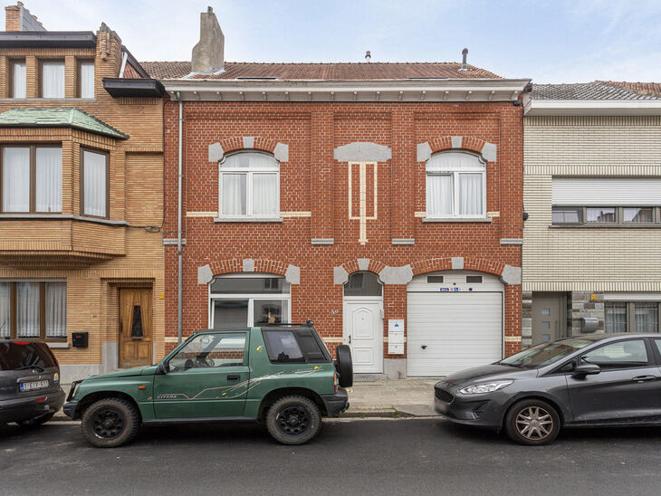Dit instapklare gelijkvloerse appartement biedt een comfortabele woonervaring met twee slaapkamers, een inpandige garage en een ruime tuin. Het is gelegen in een rustige eenrichtingsstraat in een residentiële wijk van Vilvoorde. Het appartement maakt dee
