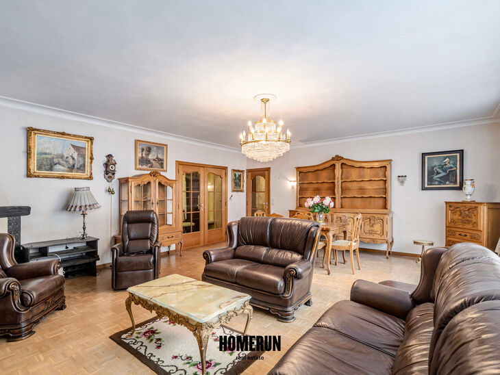 This ground-floor apartment offers 3 bedrooms, a conservatory, a private cellar and a private parking space.

LAYOUT
The central entrance hall provides access to all rooms of the apartment.
The well-maintained parquet flooring extends throughout the entir