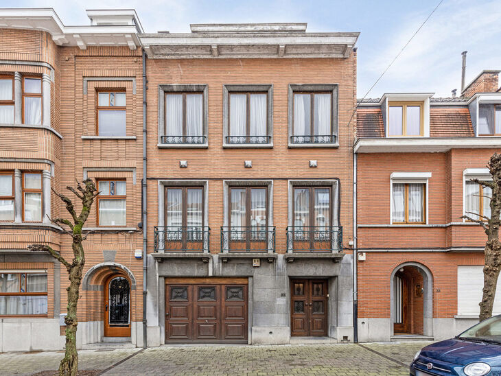 This very spacious townhouse offers no less than 5 bedrooms and 2 bathrooms, and is conveniently located in a residential neighborhood between Vijverspark and Astridpark. The characterful property features an integrated garage and a spacious city garden.

