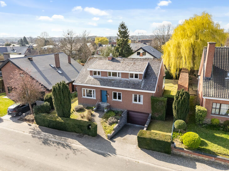 This spacious family home with 5 bedrooms and 2 bathrooms is located in a sought-after residential area in Grimbergen, in a quiet cul-de-sac. The property offers a practical layout, generous volumes and a large garage with basement space, ideal as a hobby