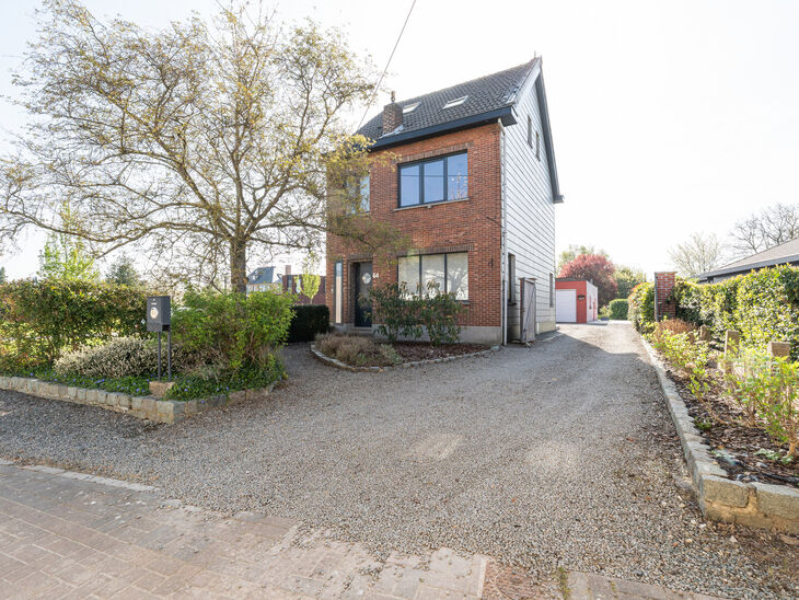 This well-maintained and spacious family home, offering 4 bedrooms and 2 bathrooms, is located in a quiet, residential and low-traffic neighborhood, on a יפה plot of 9a 12ca with a favorable south-east orientation. Thanks to this orientation, you can e