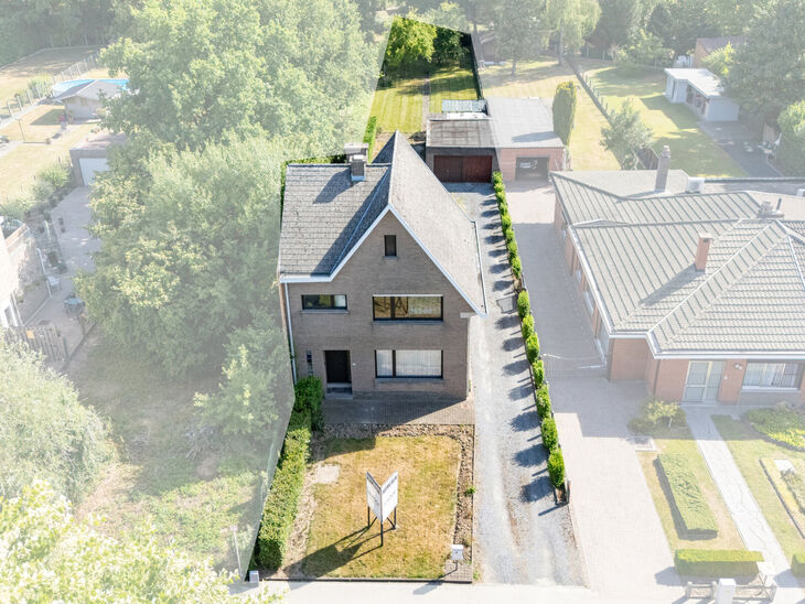 This spacious and move-in-ready home with three bedrooms is ideally located on a 10a 60ca plot, offering easy access to both Mechelen and Brussels.

House layout
Ground floor

Upon entering through the entrance hall, you will find a staircase leading to t