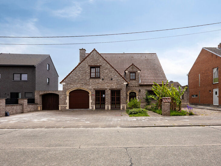 Spacious, move-in-ready and energy-efficient family home with 5 bedrooms, garden and garage – ideal for professional practice or commercial space.
Located in a quiet residential neighborhood, this property offers all modern comforts plus a versatile ext