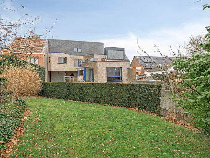 This spacious family home with three bedrooms, a practical and spacious garage, and a beautifully landscaped garden is ideally located in a quiet, rural setting.

Layout of the house:
Upon entering, you step into the entrance hall with a separate toilet a