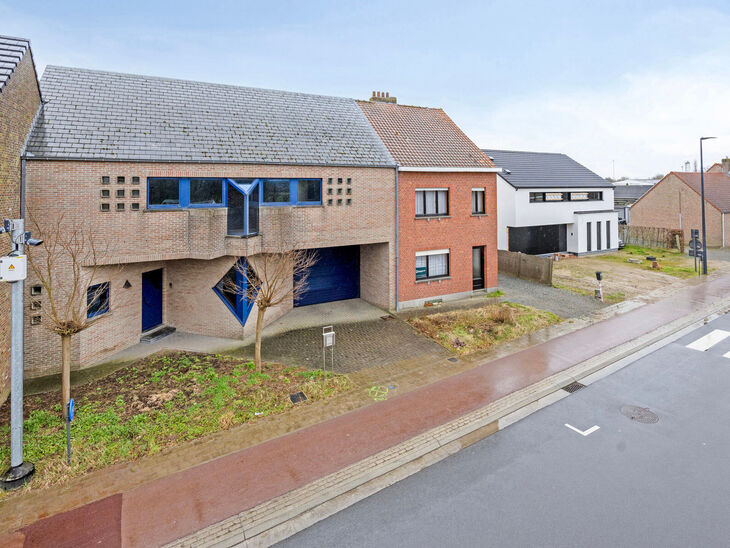 This spacious family home with three bedrooms, a practical and spacious garage, and a beautifully landscaped garden is ideally located in a quiet, rural setting.

Layout of the house:
Upon entering, you step into the entrance hall with a separate toilet a