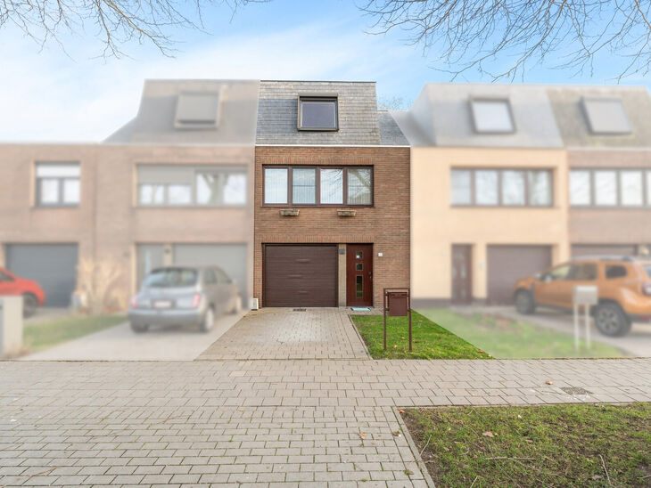 This move-in ready house, featuring 2 spacious bedrooms and a garden, is located in a quiet residential neighborhood.

On the ground floor, there is a spacious garage with an electric gate as well as a laundry room with connections for a washing machine a