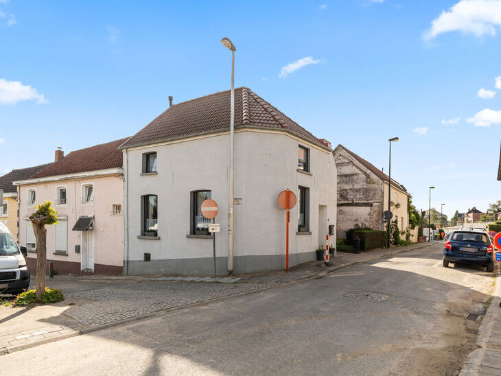This charming two-bedroom corner house combines a practical layout with a pleasant and comfortable living environment. Thanks to its corner position, the property enjoys excellent natural light and easy accessibility. It also benefits from a cellar and a 