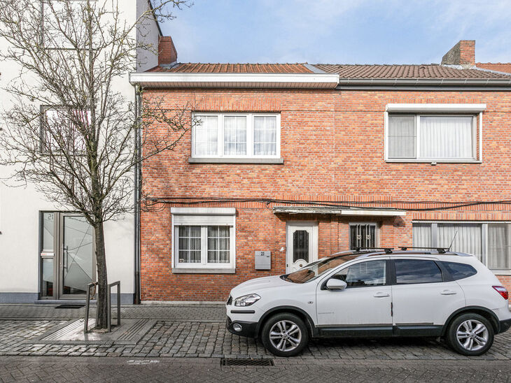 This starter home, with a garden and private parking space, is located in the green, family-friendly, and one-way street of Mechelen-North.

The house is laid out as follows: Upon entering the house, you enter a hallway with stairs leading to the first fl