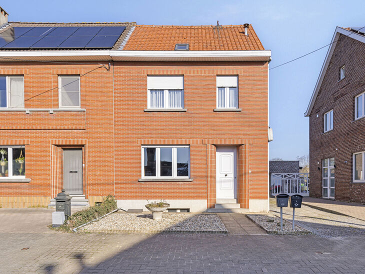 This well-located single-family home with a spacious garden and garage/workshop sits on a 736 m² plot and consists of two parts.

The main building is a full family home with 3 bedrooms and 1 bathroom. At the rear, there is a separate living unit with a 