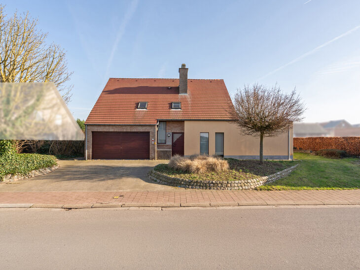 This spacious villa featuring no fewer than 5 bedrooms and 3 bathrooms is located in a residential neighbourhood, on a plot of 15a85ca.

Upon entering the property, you are welcomed into the entrance hall with a separate guest toilet. In 2002, the house w