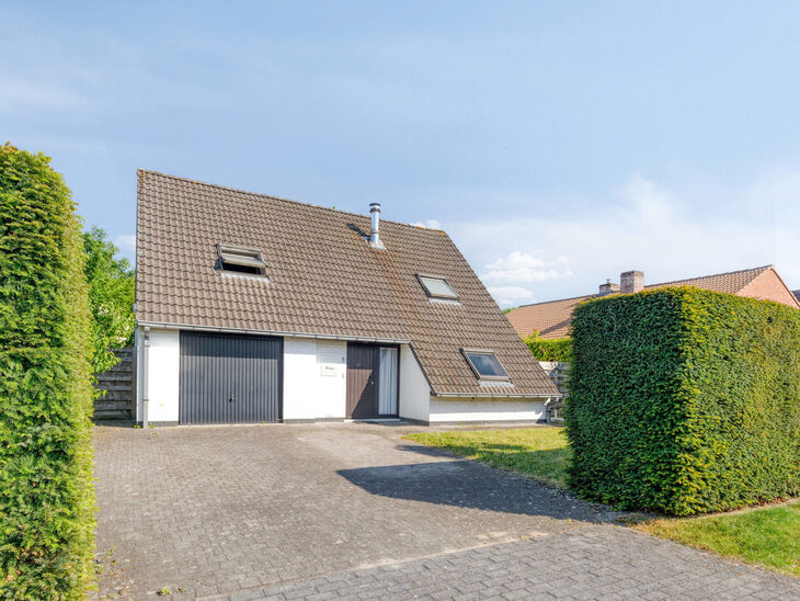 This 3-bedroom family home with garage and garden is located on a 594 m² plot in a pleasant and quiet residential area, at an excellent location near the renowned Kruikenburg Castle and Park.

LAYOUT:
The ground floor features a central entrance hall wit