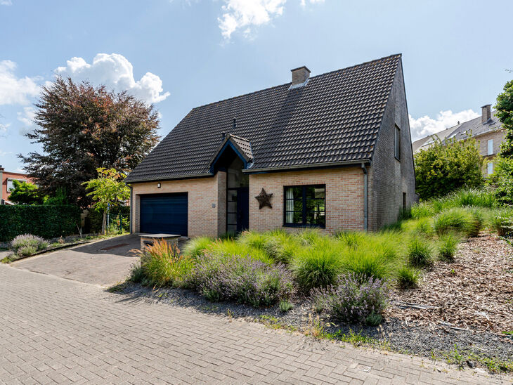 This detached home with three bedrooms, a garage, and a large garden is ideally located in a quiet, family-friendly residential area on a dead-end street, offering a safe and child-friendly environment. The property is situated on the border of the munici