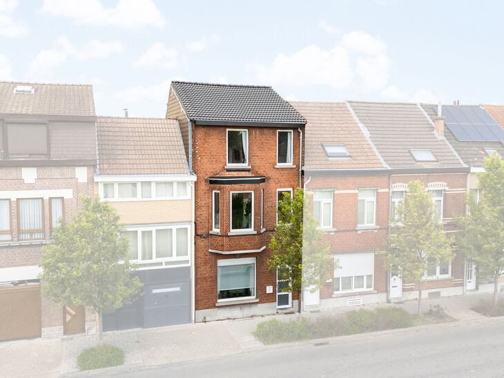 This move-in ready home with no fewer than 5 bedrooms is ideally located in a quiet one-way street, close to a wide range of amenities.

Set on a 476 m&sup2; plot, the property features a pleasant garden with multiple terraces. At the rear, there is also a tw