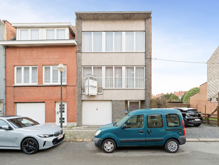 This solid three-bedroom house enjoys an excellent location close to public transport and numerous amenities. A key asset is its easy access to Brussels and the Brussels Ring Road (R0). The property also features a garage and a pleasant garden with terrac