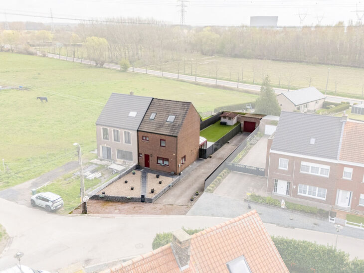 This spacious family home with 3 bedrooms, 2 bathrooms and multiple living areas is ideally located in a rural setting, in a quiet residential area on the border with Grimbergen.
The property combines peaceful surroundings with excellent accessibility to 