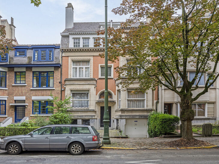 Deze majestueuze art deco herenwoning, gebouwd in 1933 door architect J. Vermeersch, is een zeldzame vondst.
Gelegen op een perceel van 5a 20ca, biedt deze woning niet alleen een uitzonderlijke woonervaring, maar ook een uitstekende locatie op wandelafsta