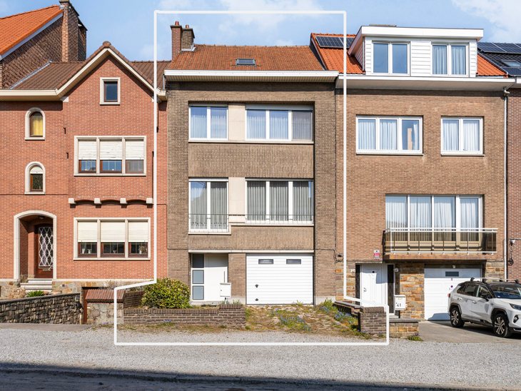 Deze ruime gezinswoning met garage en tuin ligt in een groene en rustige buurt, met een vlotte verbinding naar Brussel en de Ring.
Ideaal voor wie op zoek is naar rust, maar toch dicht bij de stad wil wonen.

De woning beschikt over 3 slaapkamers (17m² -