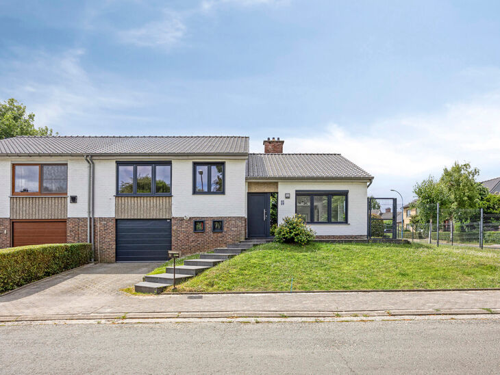 Deze volledig gerenoveerde woning is gelegen in de populaire, groene en autoluwe wijk Abtsdal, op wandelafstand van het centrum van Grimbergen.
De omgeving staat bekend om haar kindvriendelijk karakter, nabijheid van scholen, winkels, ontspanningsmogelijk
