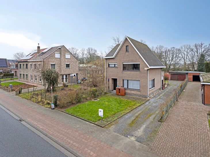 Deze ruime en instapklare woning met drie slaapkamer is uitstekend gelegen op een perceel van maar liefst 10a 60ca en biedt een vlotte verbinding naar zowel Mechelen als Brussel.

Indeling van de woning
Gelijkvloers

Bij binnenkomst via de inkomhal tref j