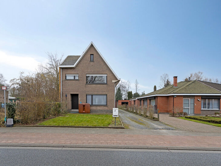 Deze ruime en instapklare woning met drie slaapkamer is uitstekend gelegen op een perceel van maar liefst 10a 60ca en biedt een vlotte verbinding naar zowel Mechelen als Brussel.

Indeling van de woning
Gelijkvloers

Bij binnenkomst via de inkomhal tref j
