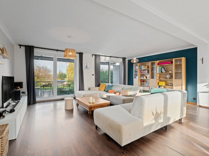 Deze instapklare en energiezuinige gezinswoning met 4 tot 5 slaapkamers bevindt zich in het landelijke Humbeek, deelgemeente van Grimbergen, op een mooi perceel van 711 m&sup2;. De woning beschikt over een inpandige garage en een polyvalente ruimte op het gel