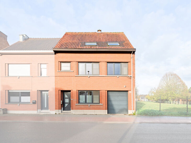 Deze instapklare en energiezuinige gezinswoning met 4 tot 5 slaapkamers bevindt zich in het landelijke Humbeek, deelgemeente van Grimbergen, op een mooi perceel van 711 m&sup2;. De woning beschikt over een inpandige garage en een polyvalente ruimte op het gel