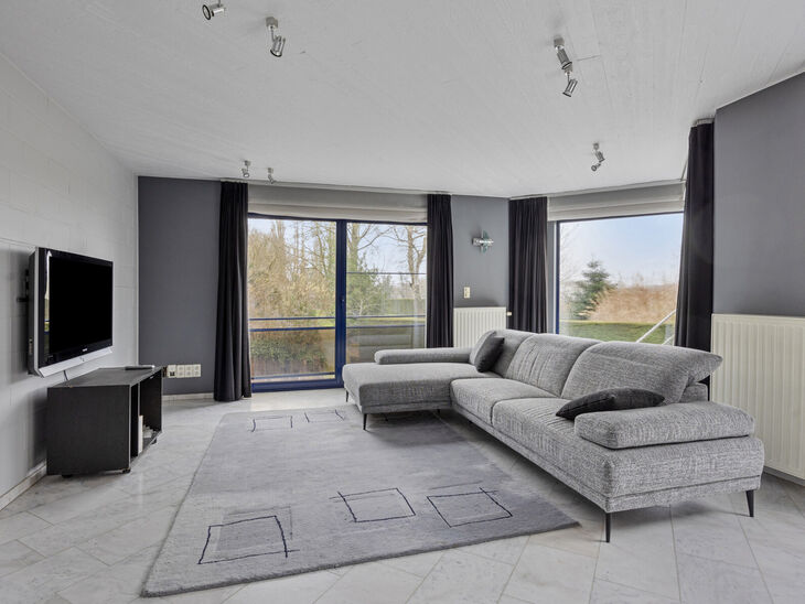 Deze ruime gezinswoning met drie slaapkamers, een praktische en ruime garage en een prachtig aangelegde tuin is uitstekend gelegen in een rustige, landelijke omgeving.

Indeling van de woning:

Bij binnenkomst betreedt u de inkomhal met een apart toilet e