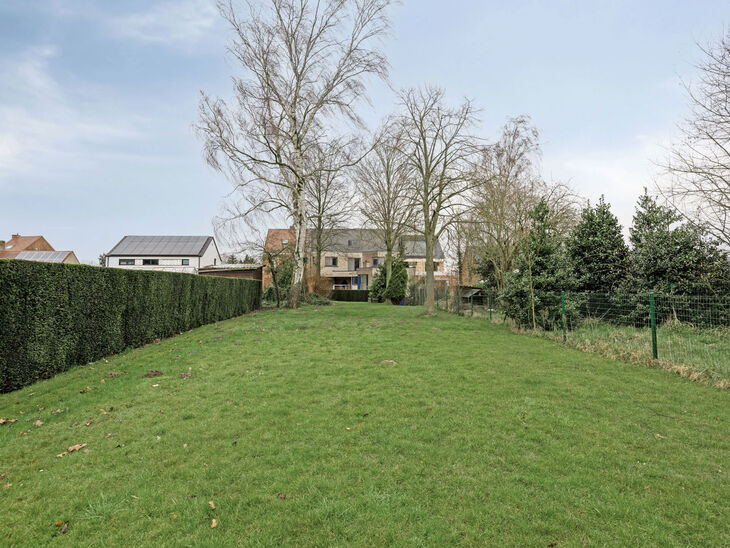 Deze ruime gezinswoning met drie slaapkamers, een praktische en ruime garage en een prachtig aangelegde tuin is uitstekend gelegen in een rustige, landelijke omgeving.

Indeling van de woning:

Bij binnenkomst betreedt u de inkomhal met een apart toilet e