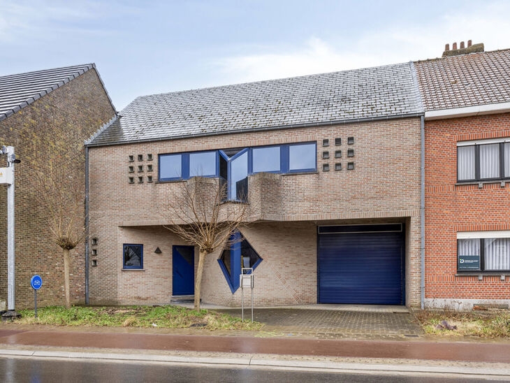 Deze ruime gezinswoning met drie slaapkamers, een praktische en ruime garage en een prachtig aangelegde tuin is uitstekend gelegen in een rustige, landelijke omgeving.

Indeling van de woning:

Bij binnenkomst betreedt u de inkomhal met een apart toilet e