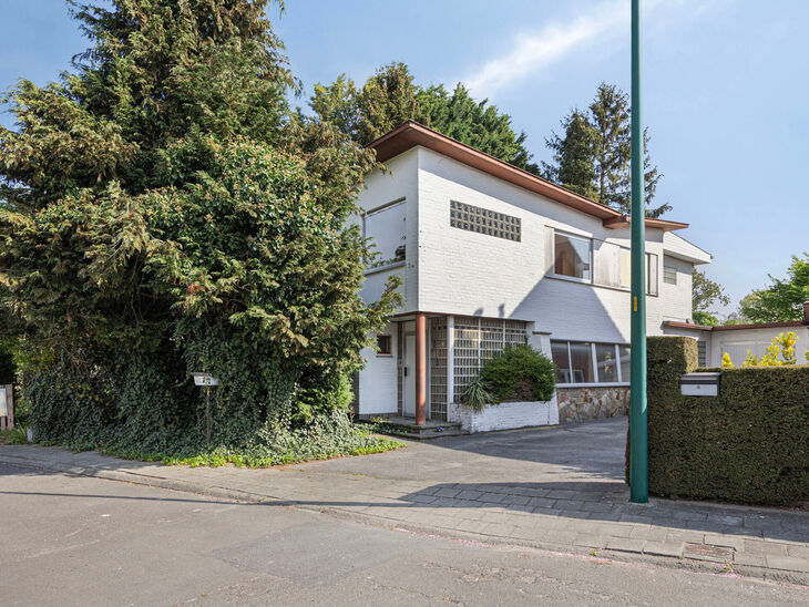 Deze ruime en lichtrijke gezinswoning beschikt over 4 volwaardige slaapkamers, een aparte garage en een gezellige tuin.
Ze is gelegen in een rustige, autoluwe straat, wat bijdraagt aan een aangename en veilige leefomgeving.
Bovendien beschikt de woning ov