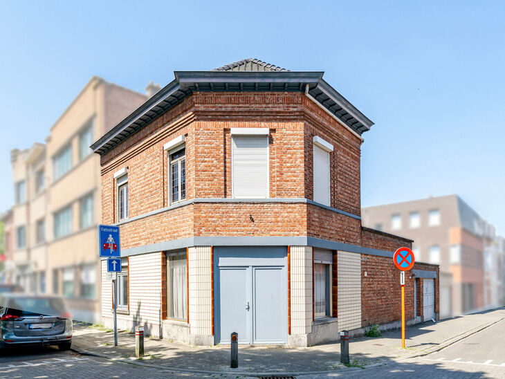Deze hoekwoning met 3 slaapkamers en garage is centraal gelegen, op wandelafstand van de dorpskern van Machelen.

INDELING:
Op het gelijkvloers bevindt zich de voormalige slagerswinkel. Verder vindt u een ruime eetkamer of bureau aan de voorzijde, een woo